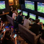 Các người chơi tham gia chiến lược gameplay khi truy cập Link 12bet để cá cược thể thao qua smartphone, tận hưởng không khí sôi động.